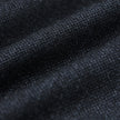 Nærbillede af det strukturerede, mørkeblå Atelier Overshirt-stof med bløde folder.