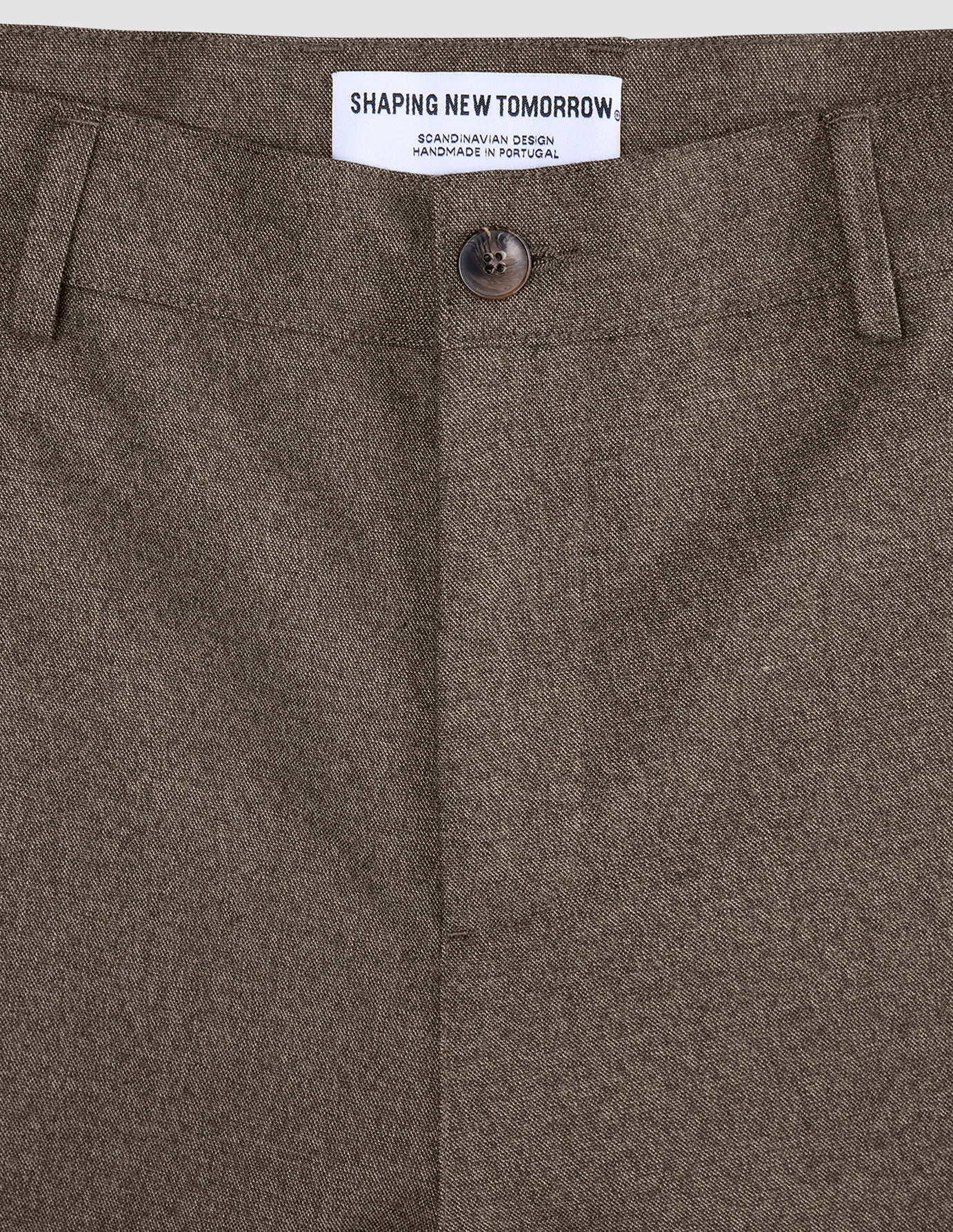 Nærbillede af linningen og knaplukningen på Atelier Pants Relaxed Dark Beige i kraftig brudt twill.