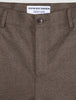 Nærbillede af linningen og knaplukningen på Atelier Pants Relaxed Dark Beige i kraftig brudt twill.