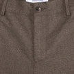 Nærbillede af linningen og knaplukningen på Atelier Pants Relaxed Dark Beige i kraftig brudt twill.