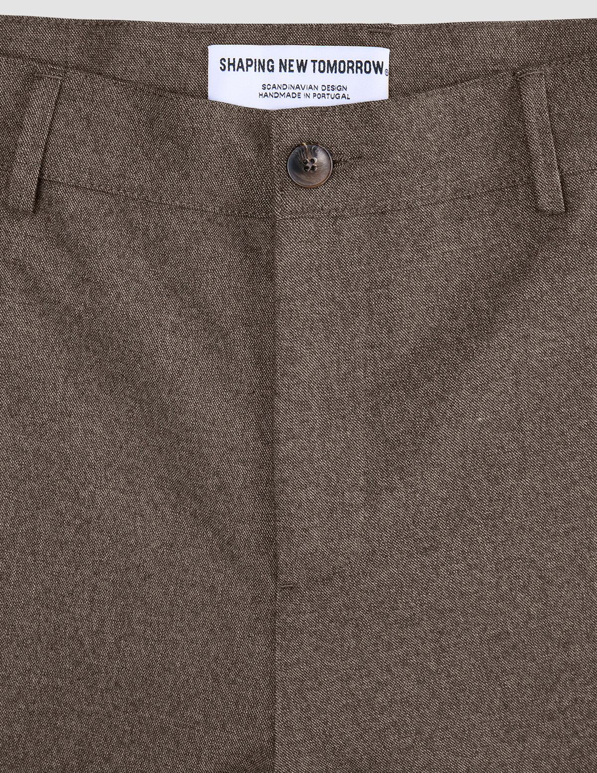 Nærbillede af linningen og knaplukningen på Atelier Pants Relaxed Dark Beige i kraftig brudt twill.