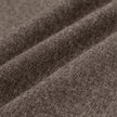 Nærbillede af Atelier Pants Relaxed Dark Beige i brunt, kraftigt twill-stof med synlig vævning og bløde folder.