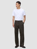 En mand i en hvid T-shirt og mørkebrune Atelier Pants Relaxed, kombineret med mørke lædersko for at skabe et afslappet, skræddersyet look.