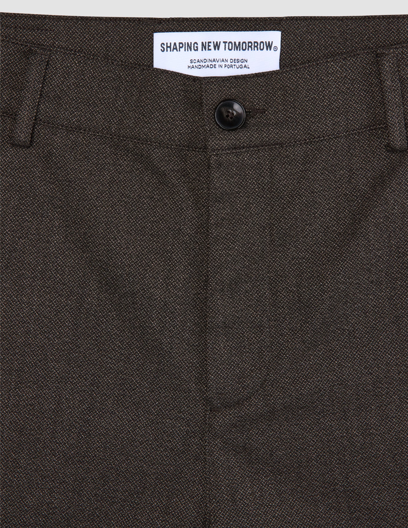 Mørkebrune Atelier-bukser – afslappet model i mørkebrun brudt twill med knaplukning og mærke på linningen.