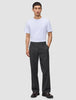 En mand har en hvid T-shirt på og mørkegrå Atelier Pants Relaxed i brudt twill.