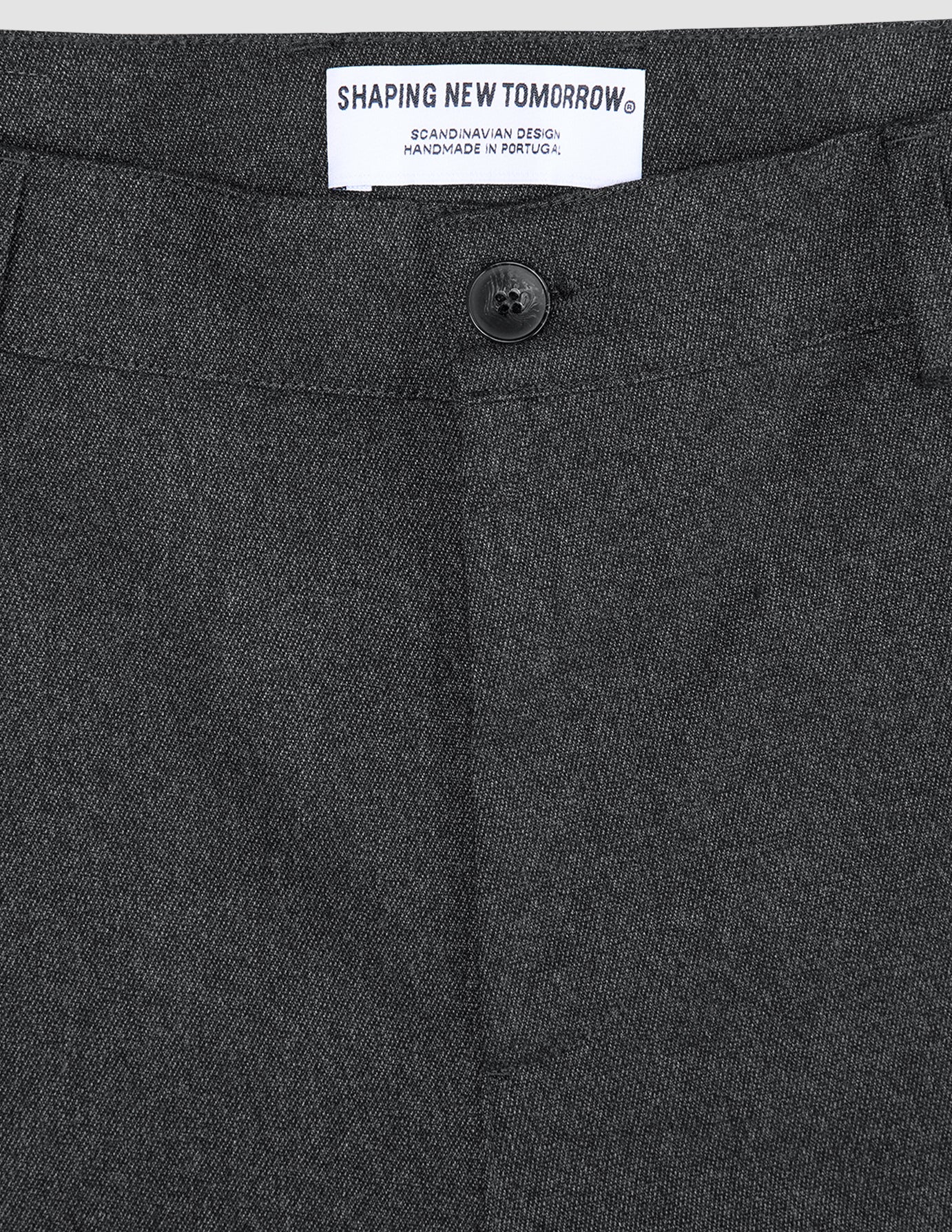 Atelier-bukser i afslappet pasform, mørkegrå, i brudt twill med knaplukning og et mærke i linningen.
