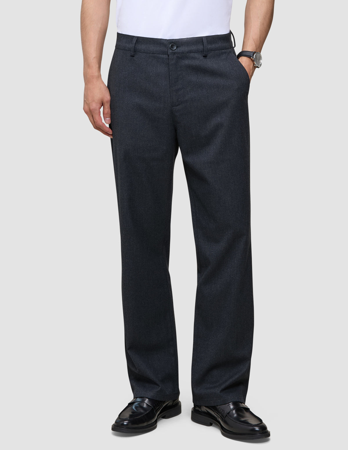 Atelier-bukser i afslappet pasform i mørk marineblå i brudt twill, kombineret med en hvid skjorte og sorte loafers.