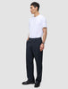 En mand i en hvid T-shirt og Atelier Pants Relaxed Dark Navy, stylet i minimalistisk dansk design.
