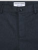 Nærbillede af linningen og knappen på de mørkeblå Atelier Pants Relaxed Dark Navy i brudt twill med afslappet snit.