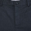 Nærbillede af linningen og knappen på de mørkeblå Atelier Pants Relaxed Dark Navy i brudt twill med afslappet snit.