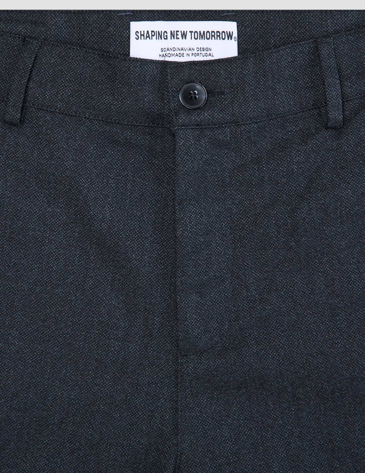 Nærbillede af linningen og knappen på de mørkeblå Atelier Pants Relaxed Dark Navy i brudt twill med afslappet snit.
