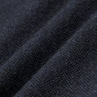 Nærbillede af Atelier Pants Relaxed Dark Navy i brudt twill, der fremhæver folderne og det afslappede snit.