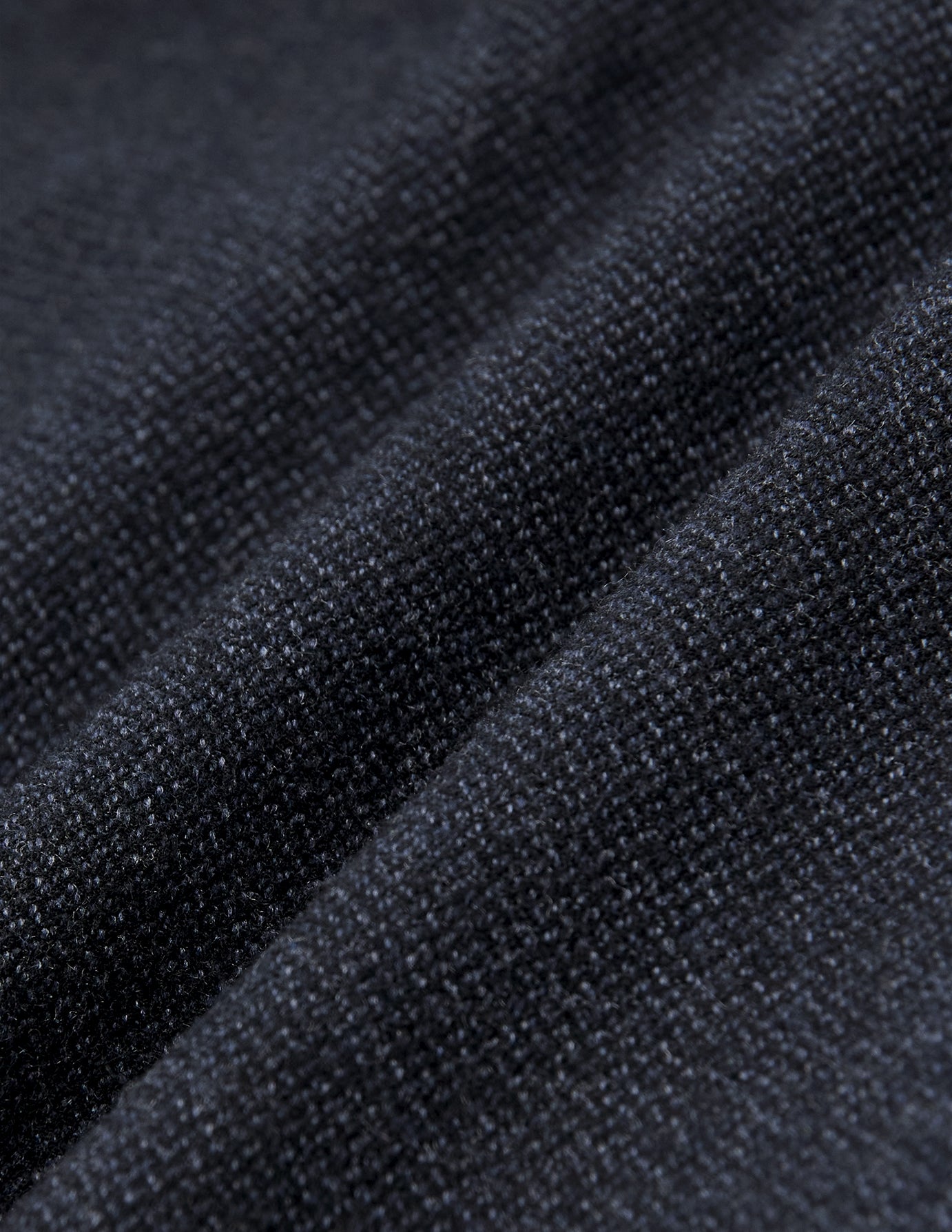 Nærbillede af Atelier Pants Relaxed Dark Navy i brudt twill, der fremhæver folderne og det afslappede snit.