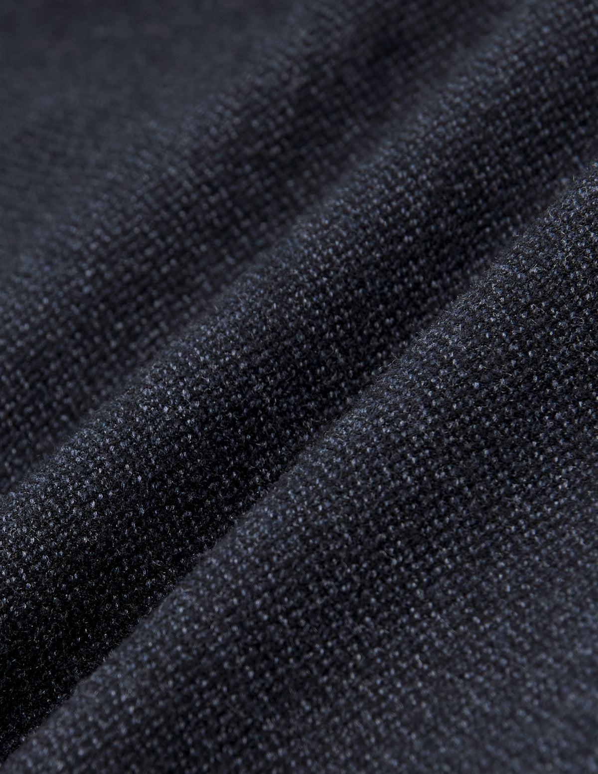 Nærbillede af Atelier Pants Relaxed Dark Navy i brudt twill, der fremhæver folderne og det afslappede snit.