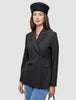 En kvinde iført en sort Avira-blazer til kvinder og en sort beret.