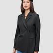 En kvinde iført en sort Avira-blazer til kvinder og en sort beret.