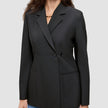 En person har en sort Avira-blazer til kvinder i dobbeltradet stil med spidse revers på over et par blå jeans.