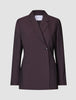 Avira-blazer til kvinder i farven Burgundy Berry med indskåret revers og lukning med én knap.