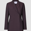 Avira-blazer til kvinder i farven Burgundy Berry med indskåret revers og lukning med én knap.