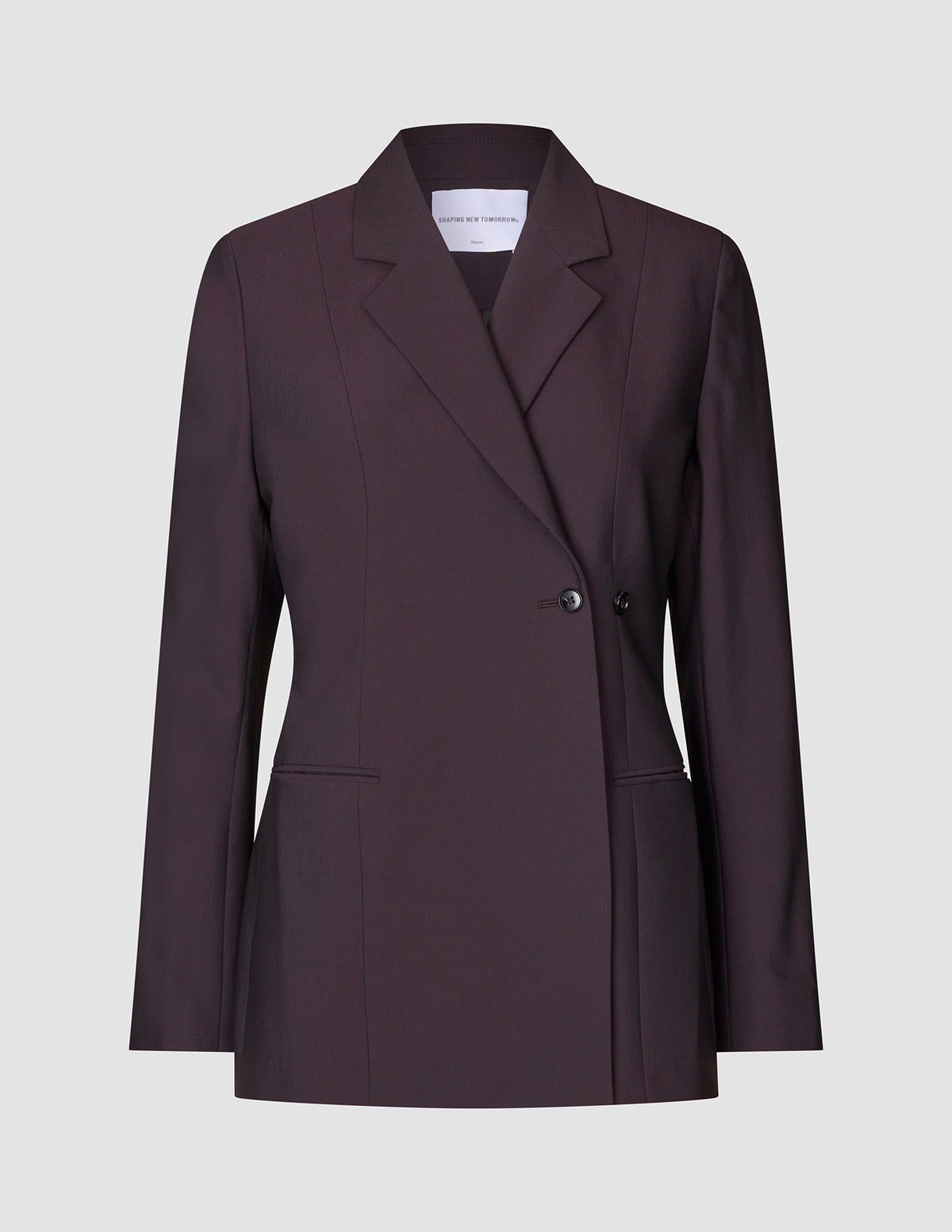 Avira-blazer til kvinder i farven Burgundy Berry med indskåret revers og lukning med én knap.
