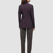 Bagfra-billede af en kvinde iført en mørk burgunderfarvet Women’s Avira Blazer Burgundy Berry og antracitgrå bukser.