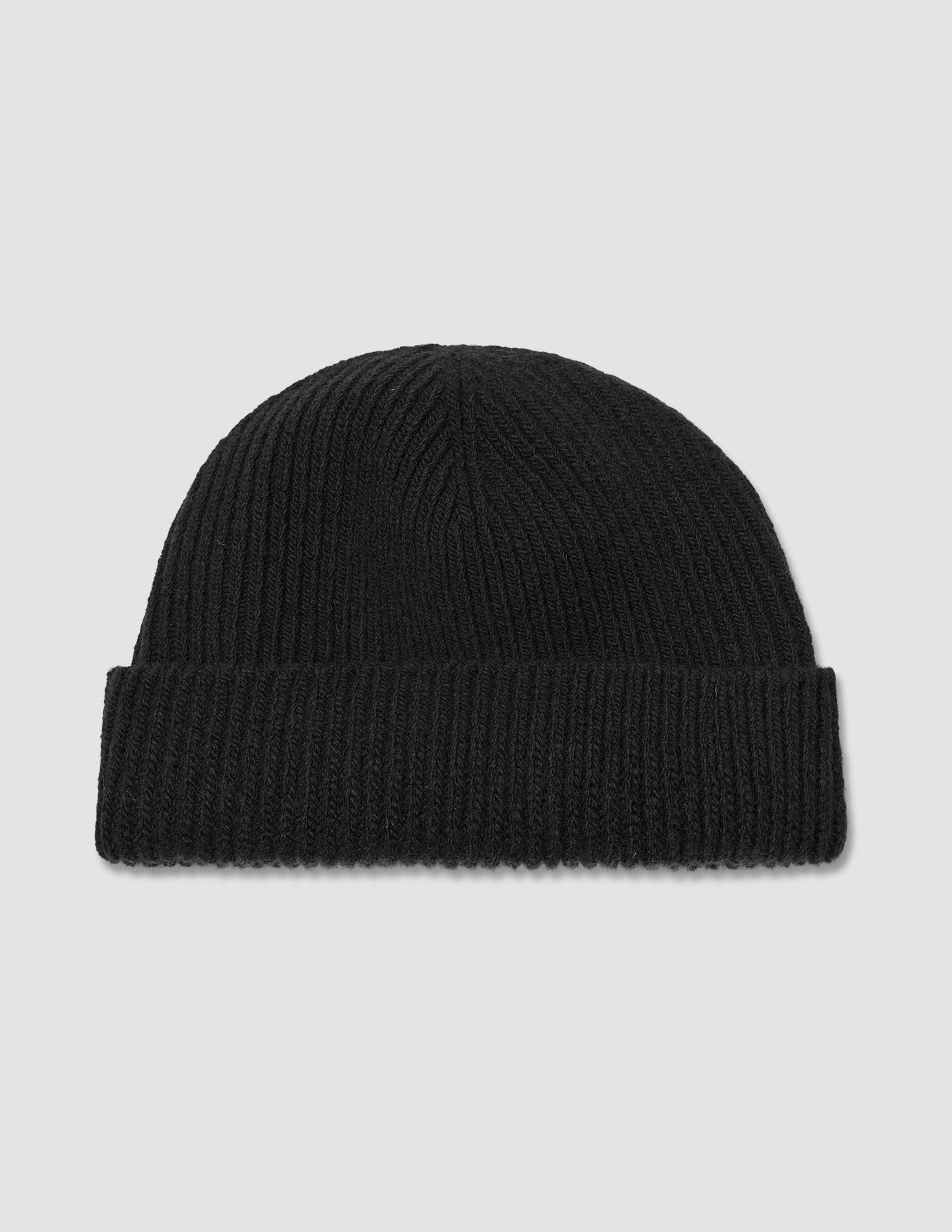Sort hue i ribstrikket merinould med foldet kant og dansk design.