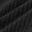 Nærbillede af sort, ribstrikket stof på en håndstrikket Beanie Black.