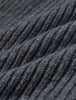 Nærbillede af en Beanie Dark Grey i mørkegrå merinould i ribstrik.