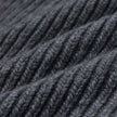 Nærbillede af en Beanie Dark Grey i mørkegrå merinould i ribstrik.