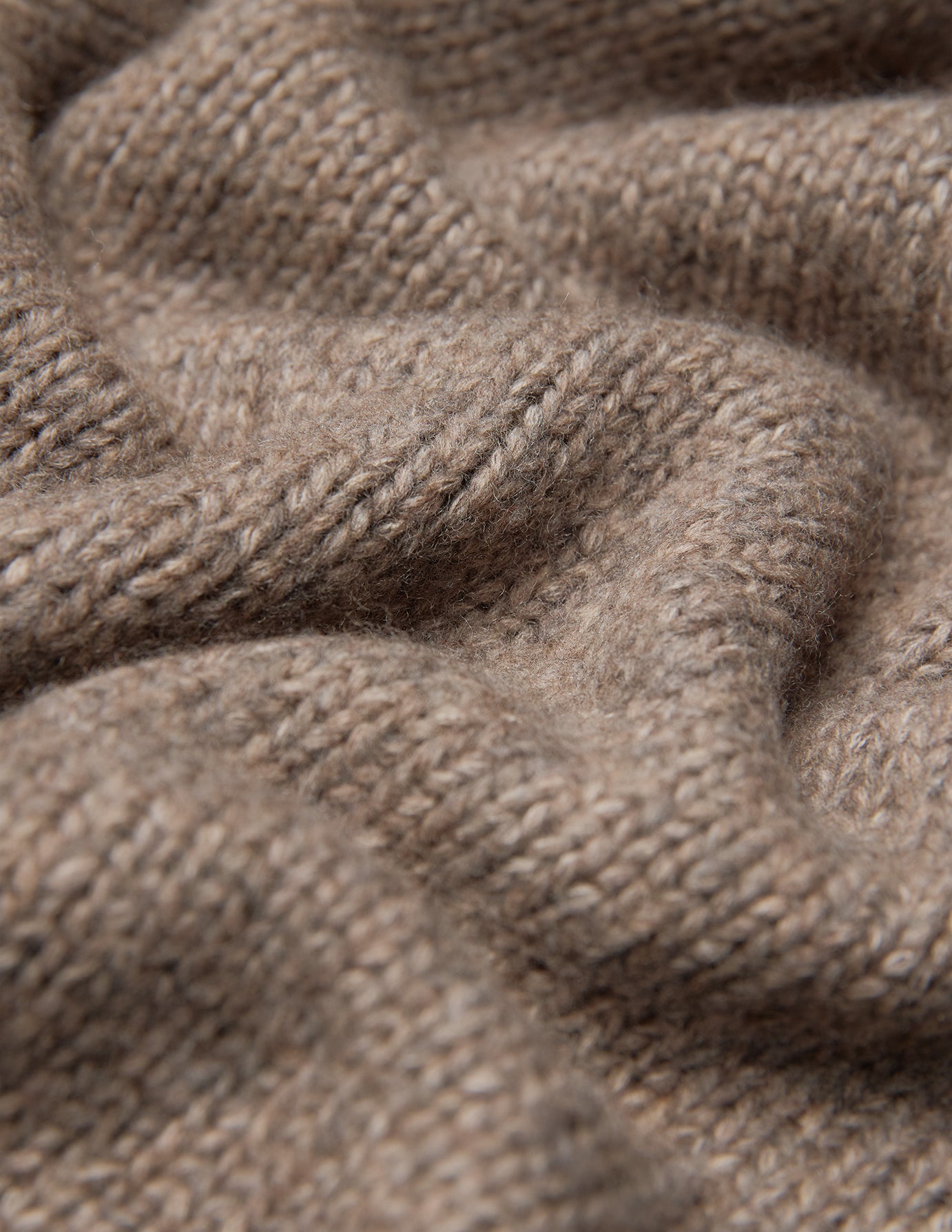 Nærbillede af et taupefarvet, groftstrikket merinouldstof fra damecardiganen Chunky Soft Wool Knit Cardigan Taupe Melange.