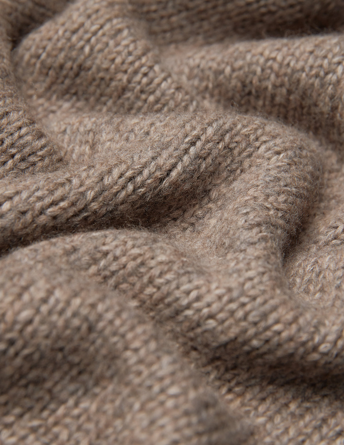 Nærbillede af et taupefarvet, groftstrikket merinouldstof fra damecardiganen Chunky Soft Wool Knit Cardigan Taupe Melange.