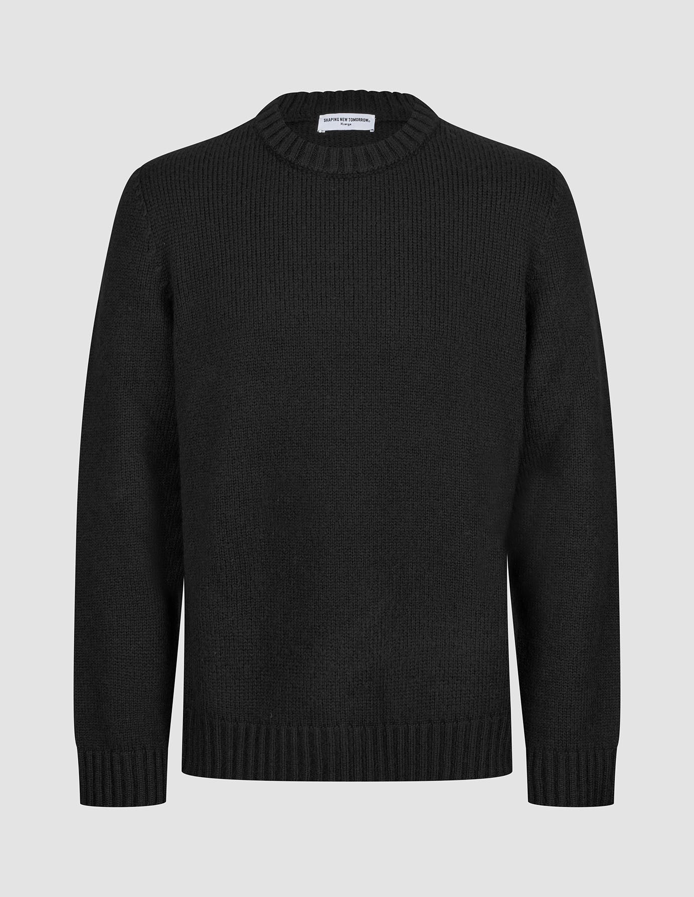 Tyk, blød uldstrikket sweater med rund hals i sort med ribkant ved halsudskæring, ærmer og forneden.