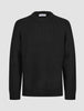 Tyk, blød uldstrikket sweater med rund hals i sort med ribkant ved halsudskæring, ærmer og forneden.