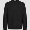 Tyk, blød uldstrikket sweater med rund hals i sort med ribkant ved halsudskæring, ærmer og forneden.