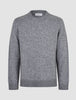Tykt, blødt uldstrikket sweater med rund hals i farven Glacier Grey, med grov struktur og ribkant ved ærmerne og forneden.