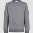 Tykt, blødt uldstrikket sweater med rund hals i farven Glacier Grey, med grov struktur og ribkant ved ærmerne og forneden.