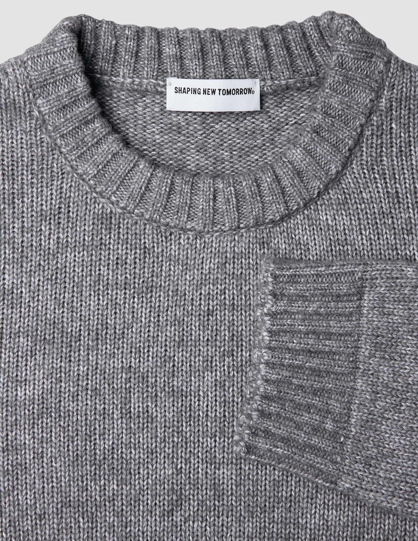 Tyk, blød uldstrikket sweater med rund hals i farven Glacier Grey, ribkant ved hals og manchetter samt et indvendigt logo-mærke.