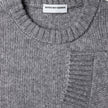 Tyk, blød uldstrikket sweater med rund hals i farven Glacier Grey, ribkant ved hals og manchetter samt et indvendigt logo-mærke.