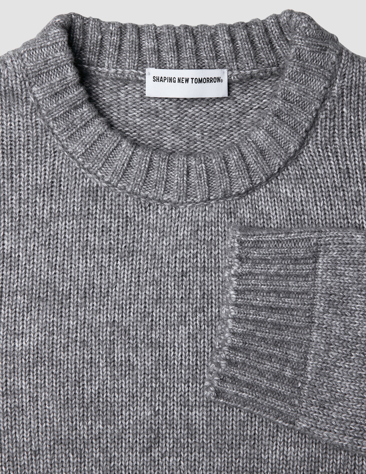 Tyk, blød uldstrikket sweater med rund hals i farven Glacier Grey, ribkant ved hals og manchetter samt et indvendigt logo-mærke.