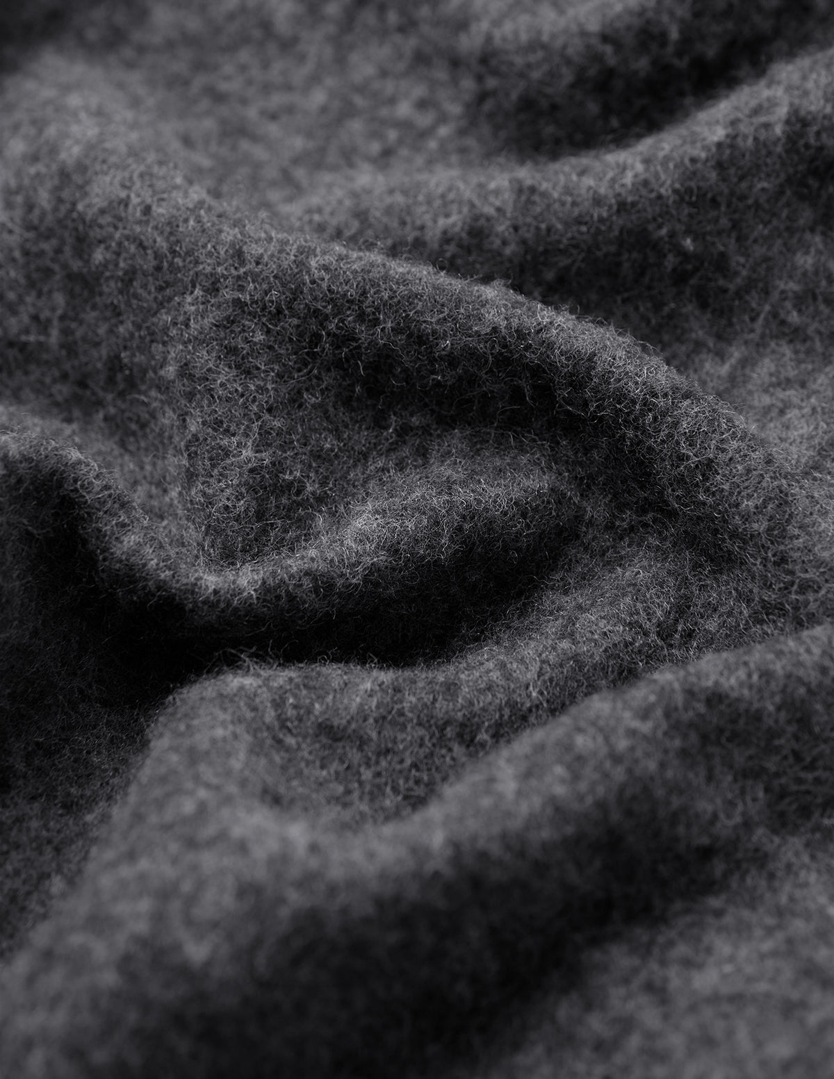 Nærbillede af det bløde, mørkegrå Double Layer Wool Overshirt Regular Dark Grey-stof med folder.