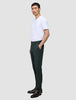 En mand i en hvid T-shirt og Ease Pants Regular Northern Pine står set i profil og fremviser klassisk dansk design.