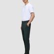 En mand i en hvid T-shirt og Ease Pants Regular Northern Pine står set i profil og fremviser klassisk dansk design.