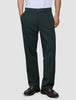 En person iført mørkegrønne Ease Pants i Relaxed Fit-modellen i farven Northern Pine og brune loafers.