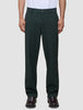 Ease Pants Relaxed Fit Northern Pine mørkegrønne bukser kombineret med mørkebrune loafers.