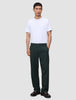 En mand iført en hvid T-shirt og Ease Pants Relaxed Fit Northern Pine med en afslappet pasform.
