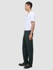 En mand i en hvid T-shirt og Northern Pine Ease-bukser i afslappet pasform med 360°-stretch.
