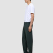 En mand i en hvid T-shirt og Northern Pine Ease-bukser i afslappet pasform med 360°-stretch.