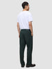 En mand set bagfra, iført en hvid T-shirt og mørkegrønne Ease Pants Relaxed Fit Northern Pine i en afslappet pasform.