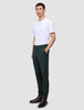 En mand i en hvid T-shirt, Ease Pants Slim Northern Pine med 360°-stretch og mørke læderstøvler.
