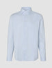 Elevated Shirt Regular Classic Blue Striped – langærmet skjorte med knapper i lyseblå og hvide lodrette striber.